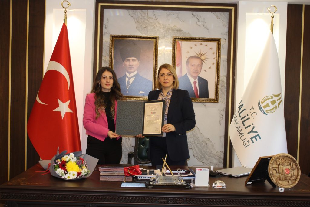 Başarılı personel ÇELİK’in teşekkür belgesini Kaymakam Serap ÇETİN takdim etti.