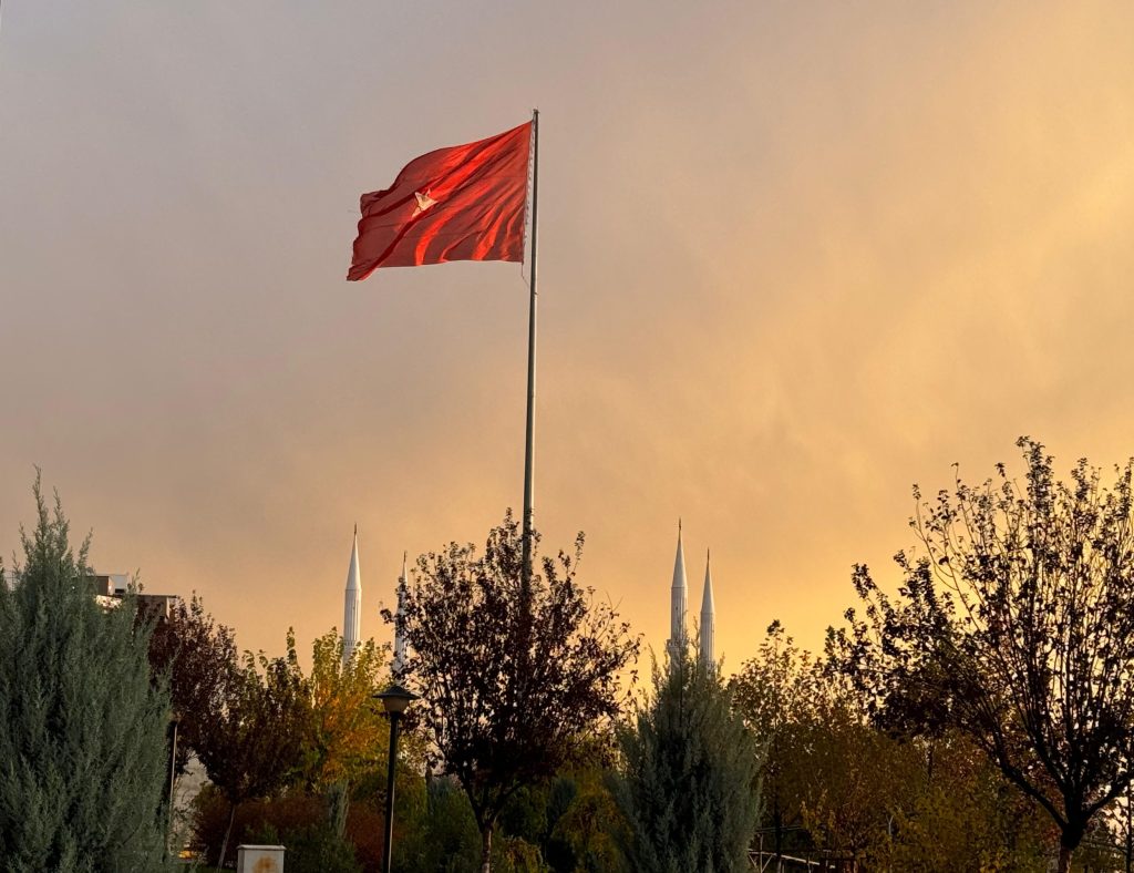 Karaköprü yaşam parkta ki bayrağımız bir an önce yenilenmeli!